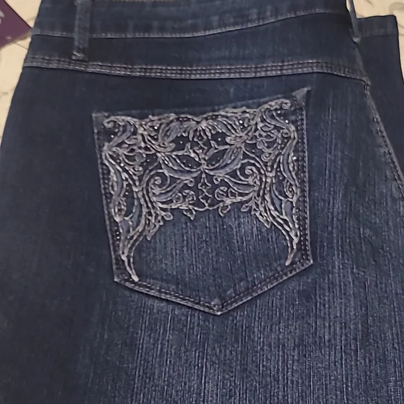 Cute Gloria Vanderbilt "Jordyn" Capri Mid-Rise - Picture 4 of 5